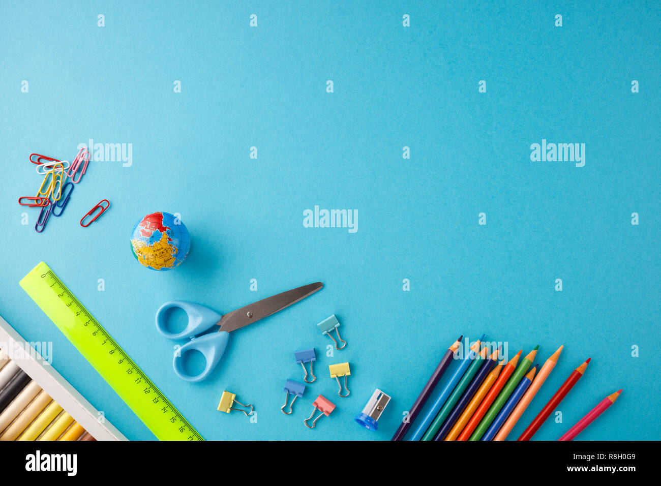 Si torna a scuola concetto su blue texture di sfondo della carta. Foto Stock