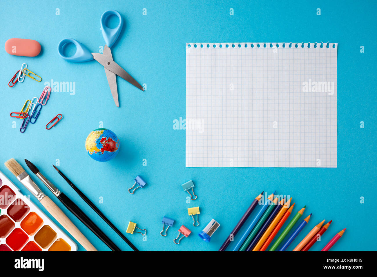 Si torna a scuola concetto su blue texture di sfondo della carta. Foto Stock