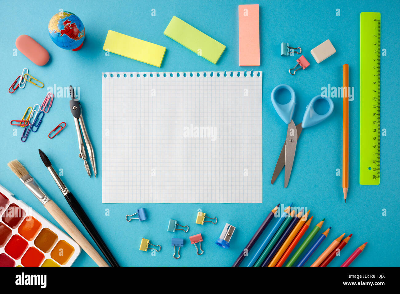 Si torna a scuola concetto su blue texture di sfondo della carta. Foto Stock