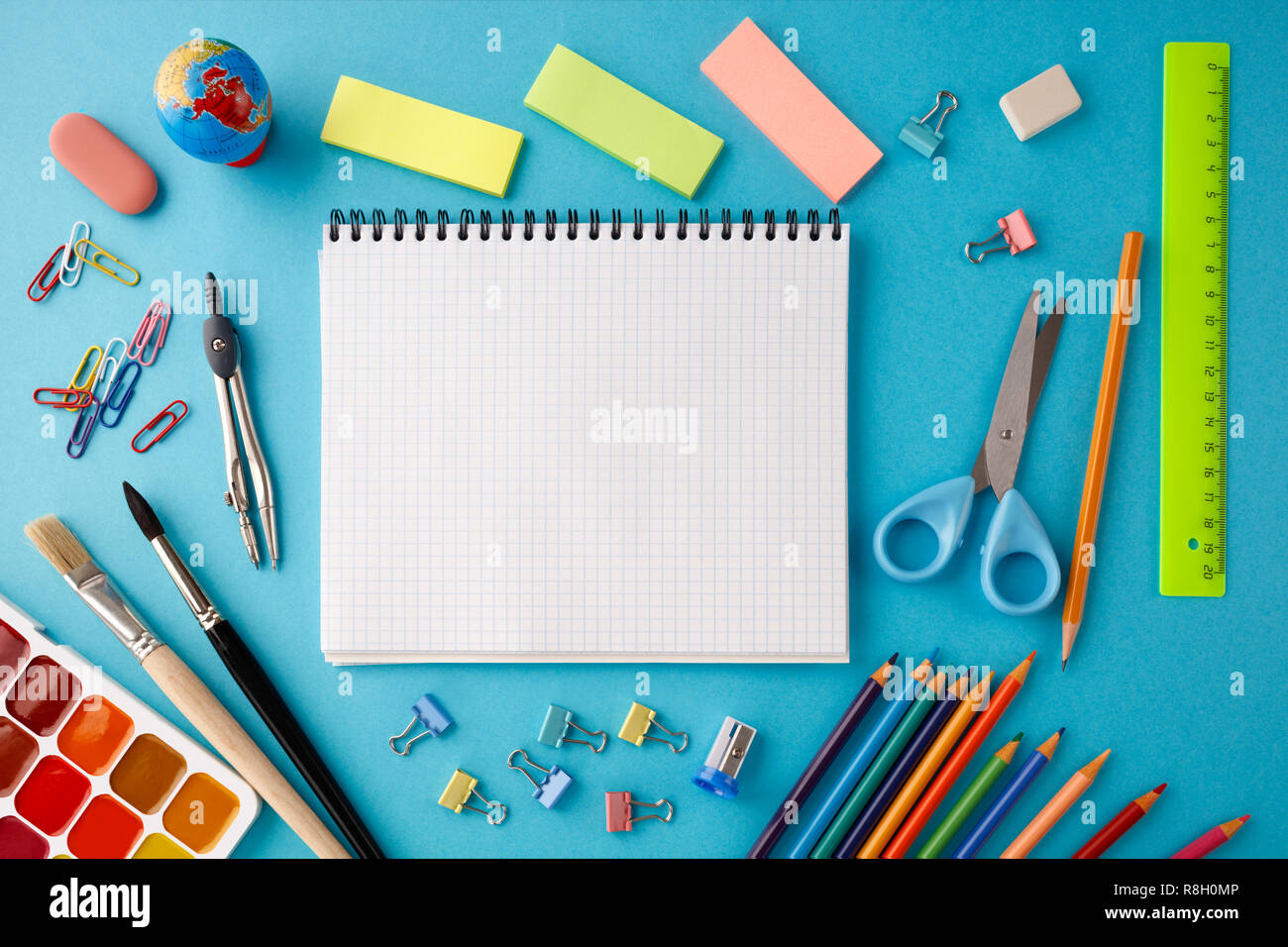 Si torna a scuola concetto su blue texture di sfondo della carta. Foto Stock