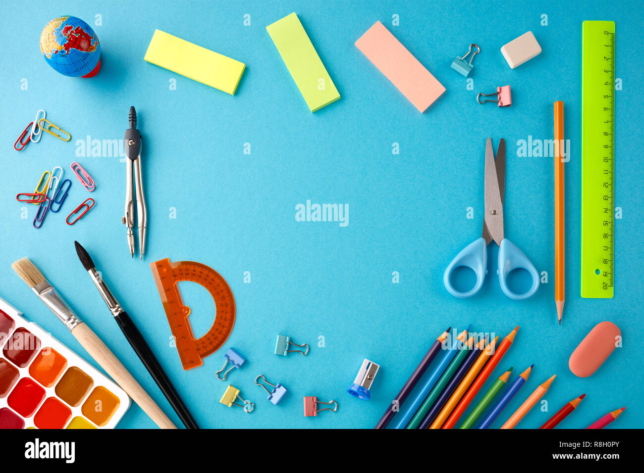 Si torna a scuola concetto su blue texture di sfondo della carta. Foto Stock