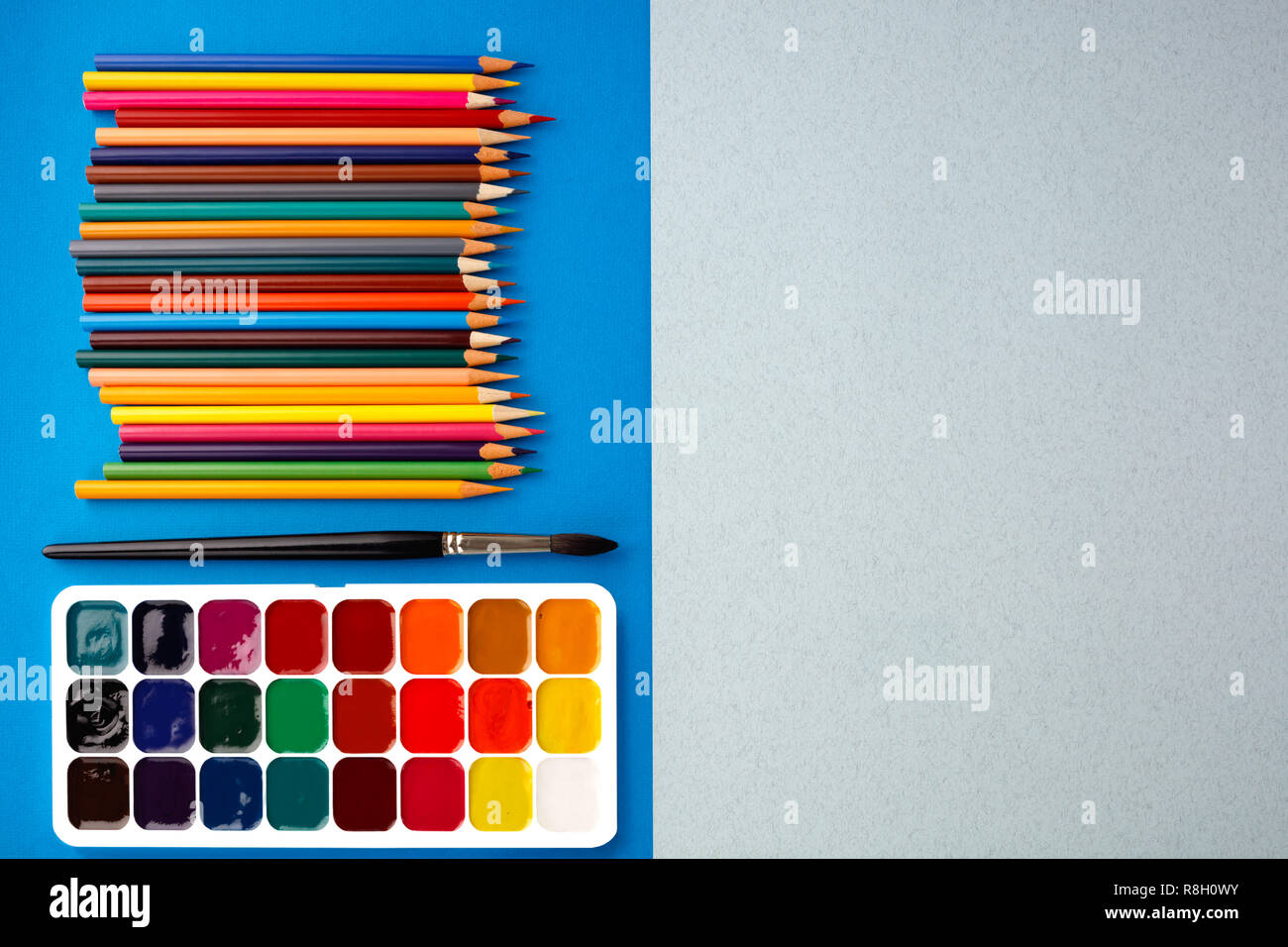 Si torna a scuola concetto su blue texture di sfondo della carta. Foto Stock