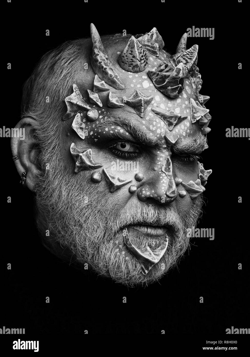 Testa di demone isolato su nero Foto Stock