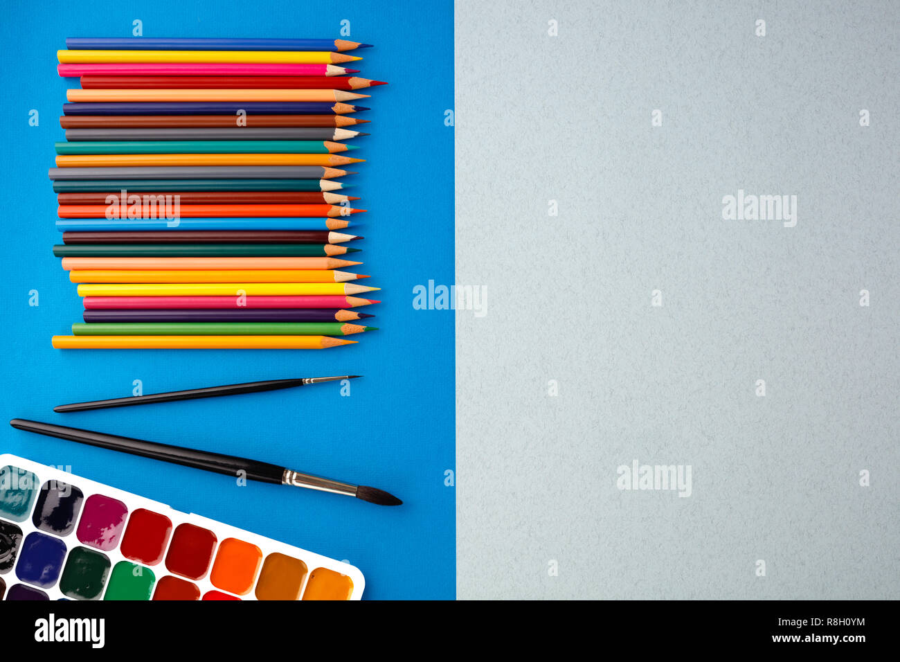 Si torna a scuola concetto su blue texture di sfondo della carta. Foto Stock