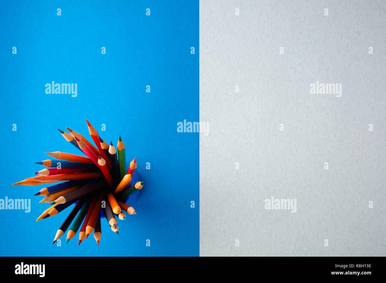 Si torna a scuola concetto su blue texture di sfondo della carta. Foto Stock