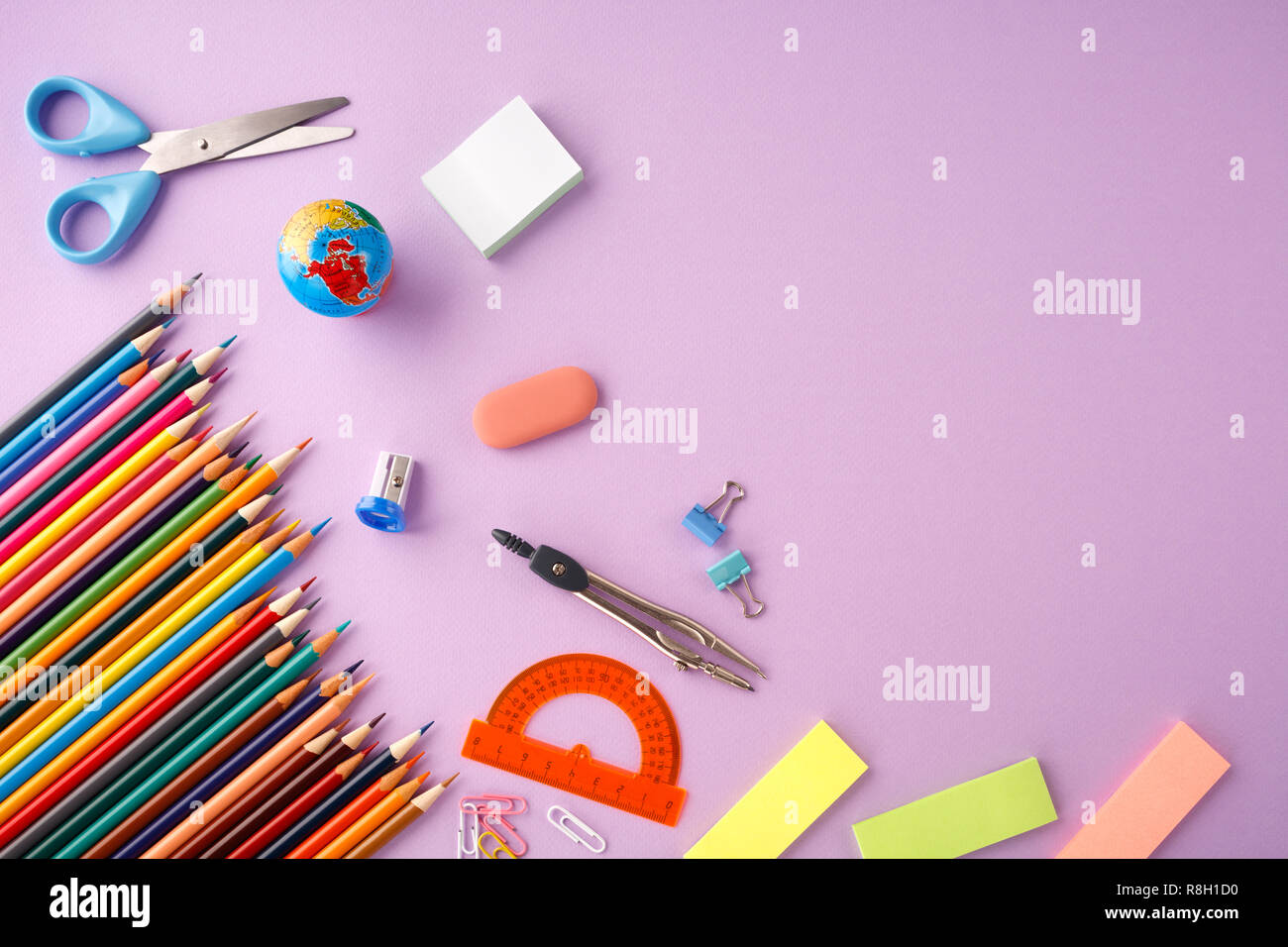 Si torna a scuola concetto su viola texture di sfondo della carta. Foto Stock