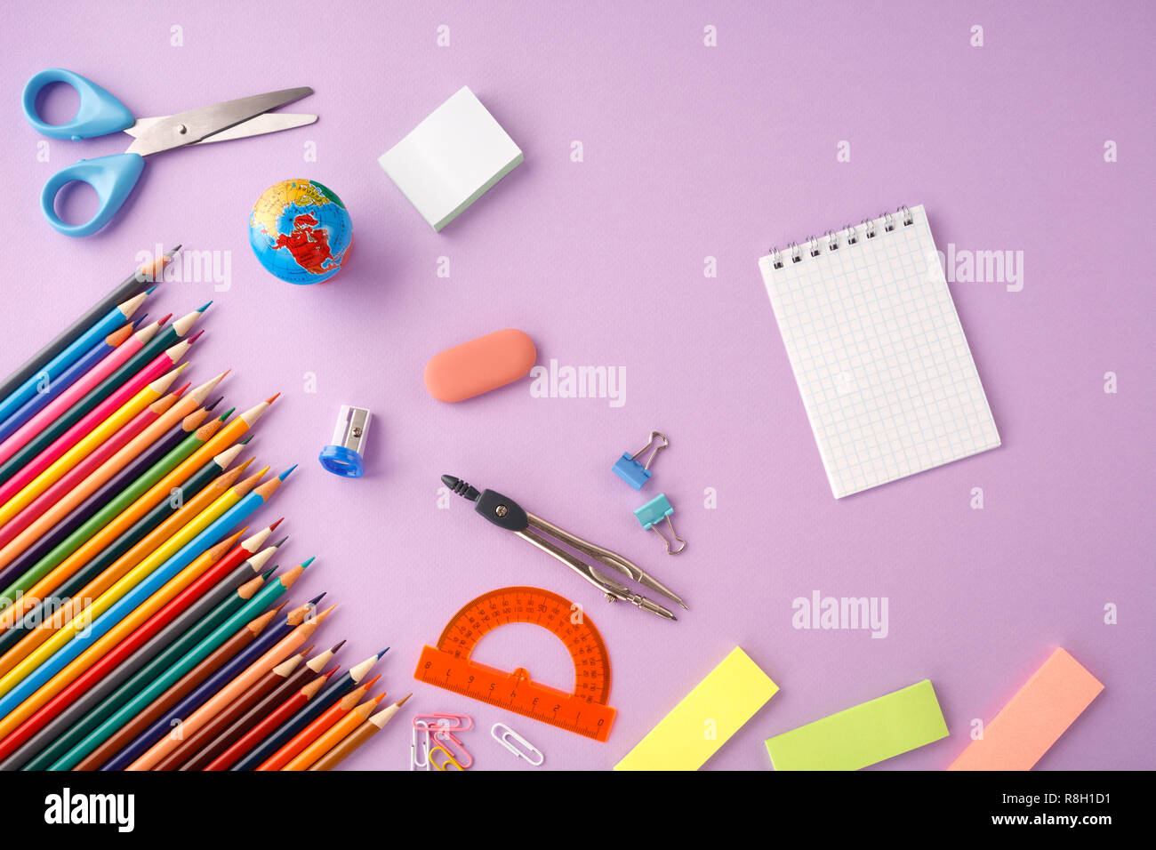 Si torna a scuola concetto su viola texture di sfondo della carta. Foto Stock