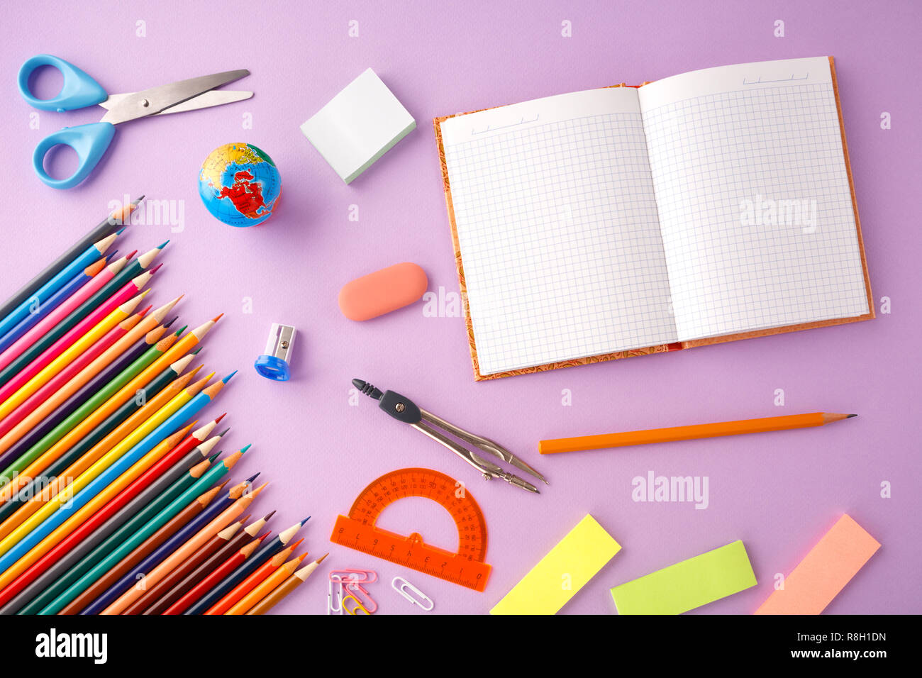 Si torna a scuola concetto su viola texture di sfondo della carta. Foto Stock