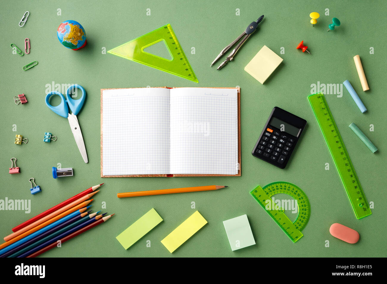 Si torna a scuola concetto su una texture verde sfondo della carta. Foto Stock