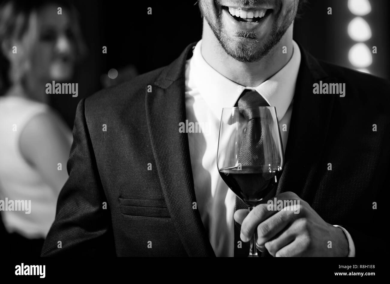 Rilassatevi con un bicchiere di vino in mano di uomo sorridente Foto Stock