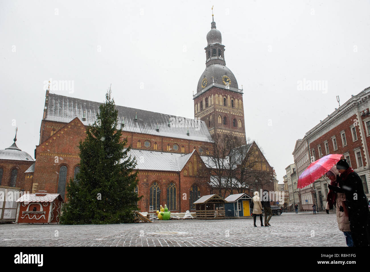 24.11.2018. RIGA, Lettonia. La gente che camminava per strada, durante la nevicata. Foto Stock