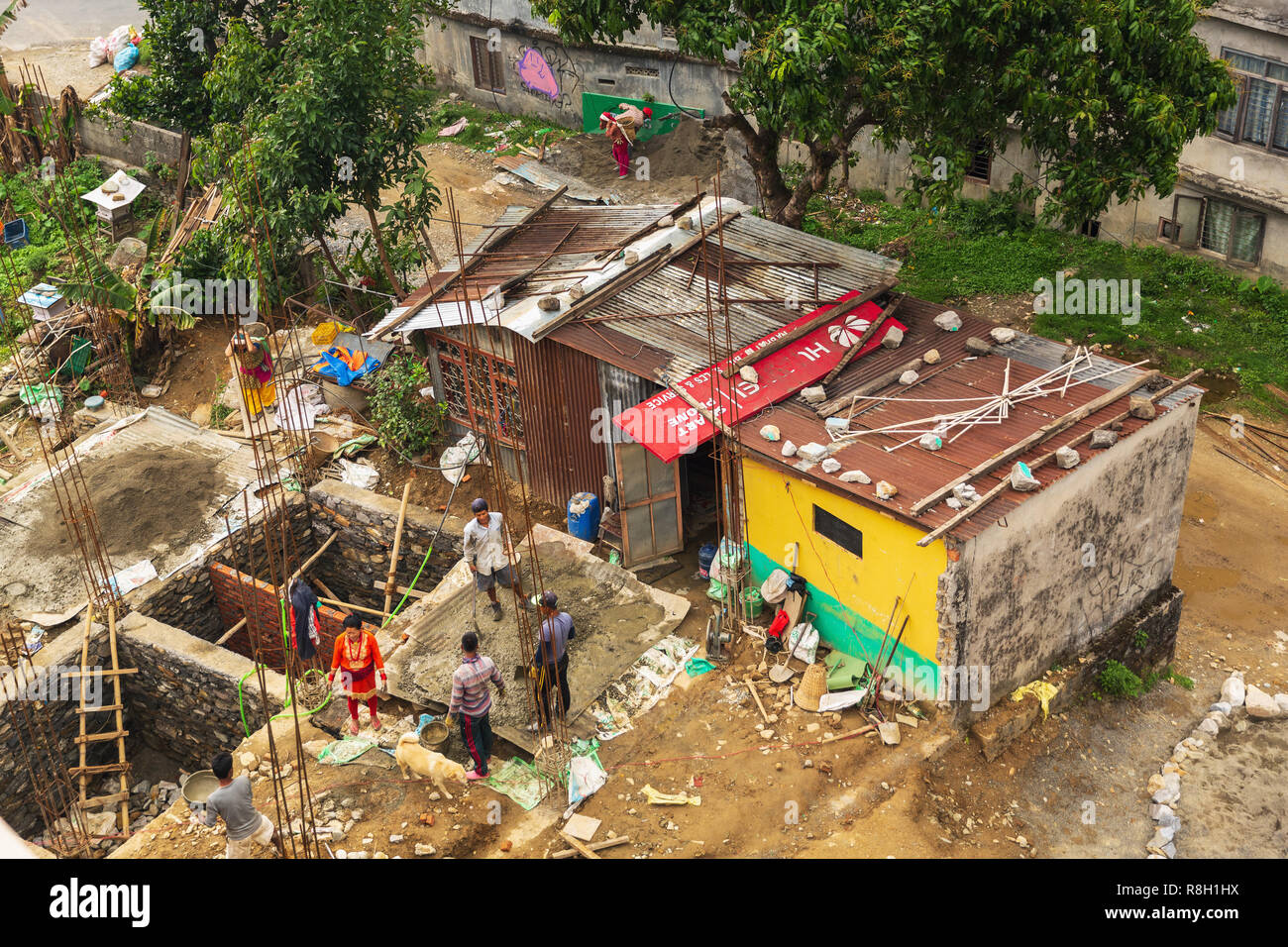 Comunità lavoratori edili ristrutturando una casa a Pokhara, Nepal Foto Stock