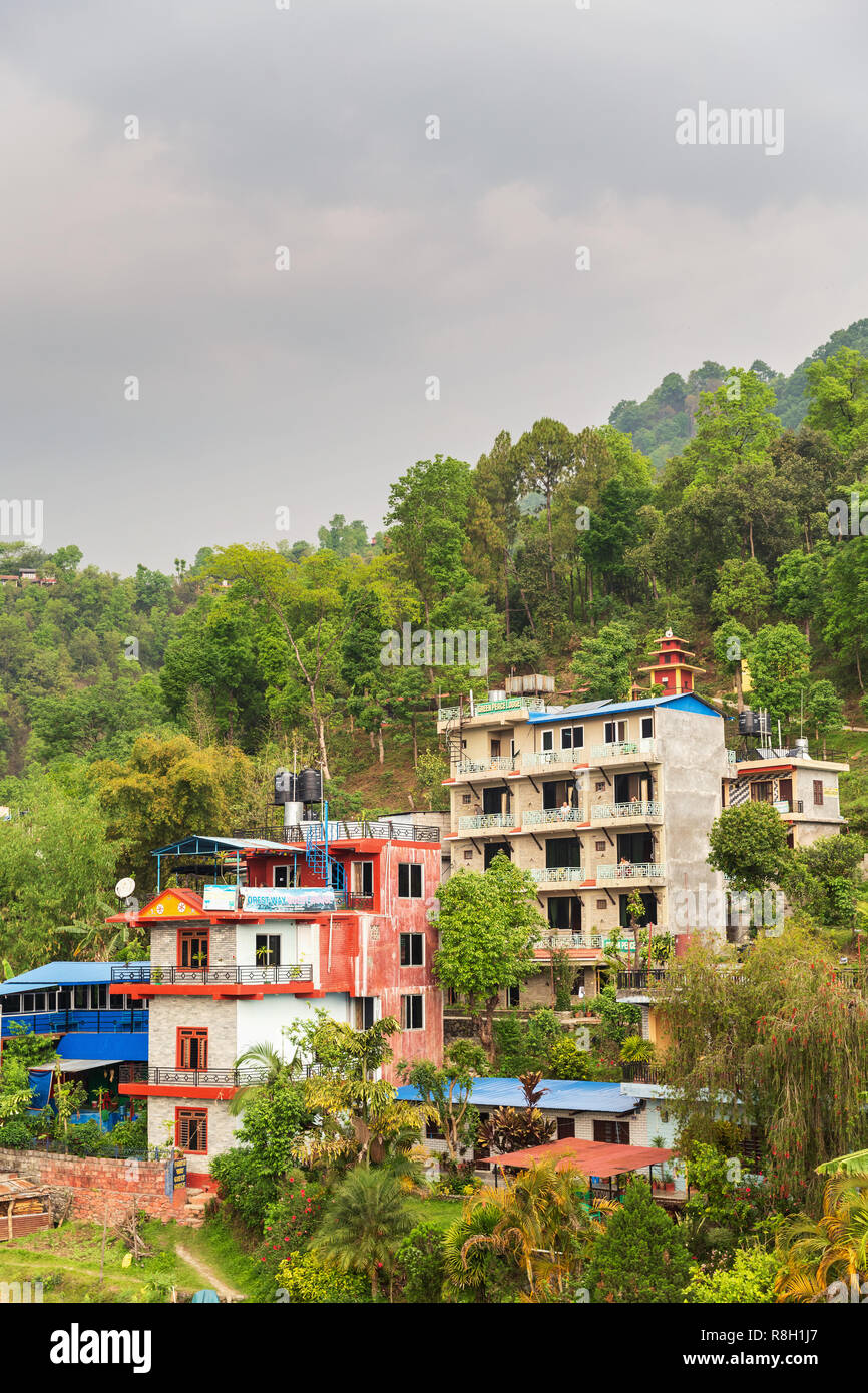 Vista di edifici di Pokhara, Nepal ai piedi delle montagne dell'Himalaya Foto Stock