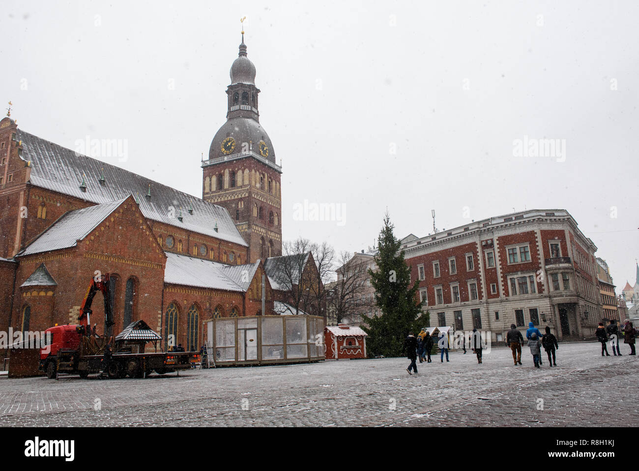 24.11.2018. RIGA, Lettonia. La gente che camminava per strada, durante la nevicata. Foto Stock