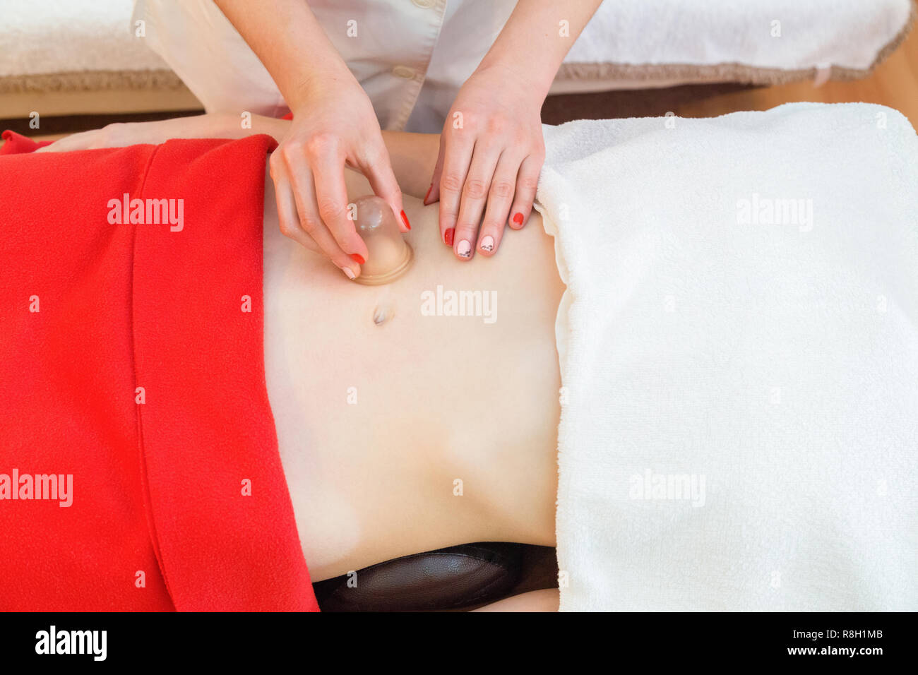 Massaggio a vuoto sul ventre nella spa salone. Foto Stock