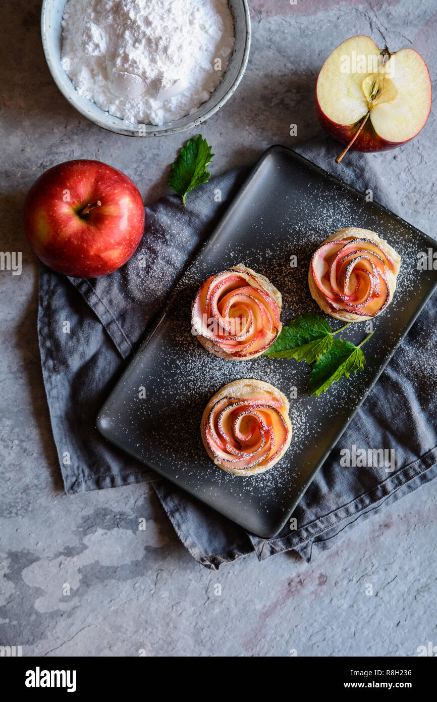 Deliziosi a forma di rosa torte di mele con zucchero a velo spolvero Foto Stock