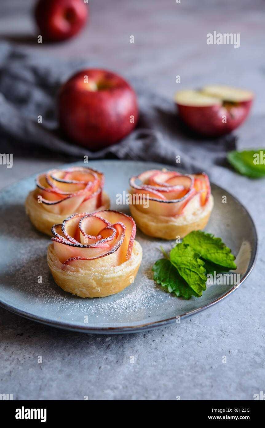 Deliziosi a forma di rosa torte di mele con zucchero a velo spolvero Foto Stock