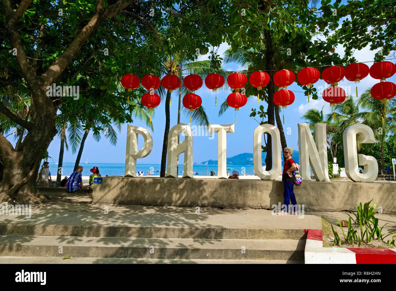 Un segno di precisare il nome di Patong dalla strada della spiaggia di Patong Beach, la più conosciuta spiaggia di Phuket, Tailandia Foto Stock