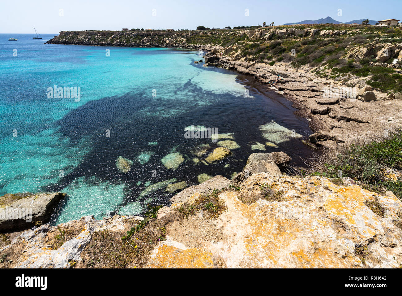 Cala Azzurra di Favignana è una spiaggia sabbiosa formando un bellissimo anfiteatro naturale, Isole Egadi, Sicilia, Italia Foto Stock