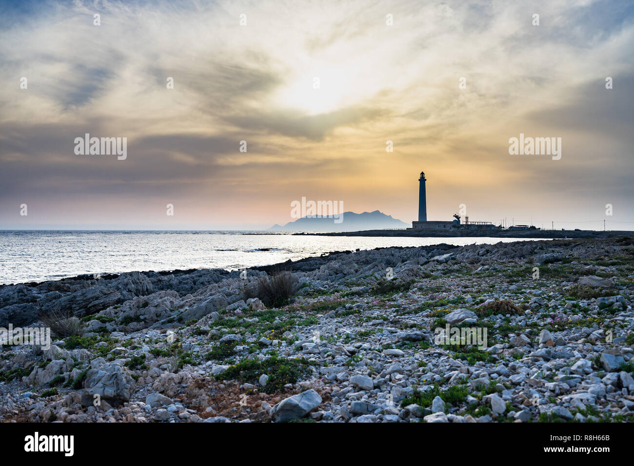 Bellissimo paesaggio marino di Punta Sottile faro al tramonto, Favignana, Isole Egadi, Sicilia, Italia Foto Stock
