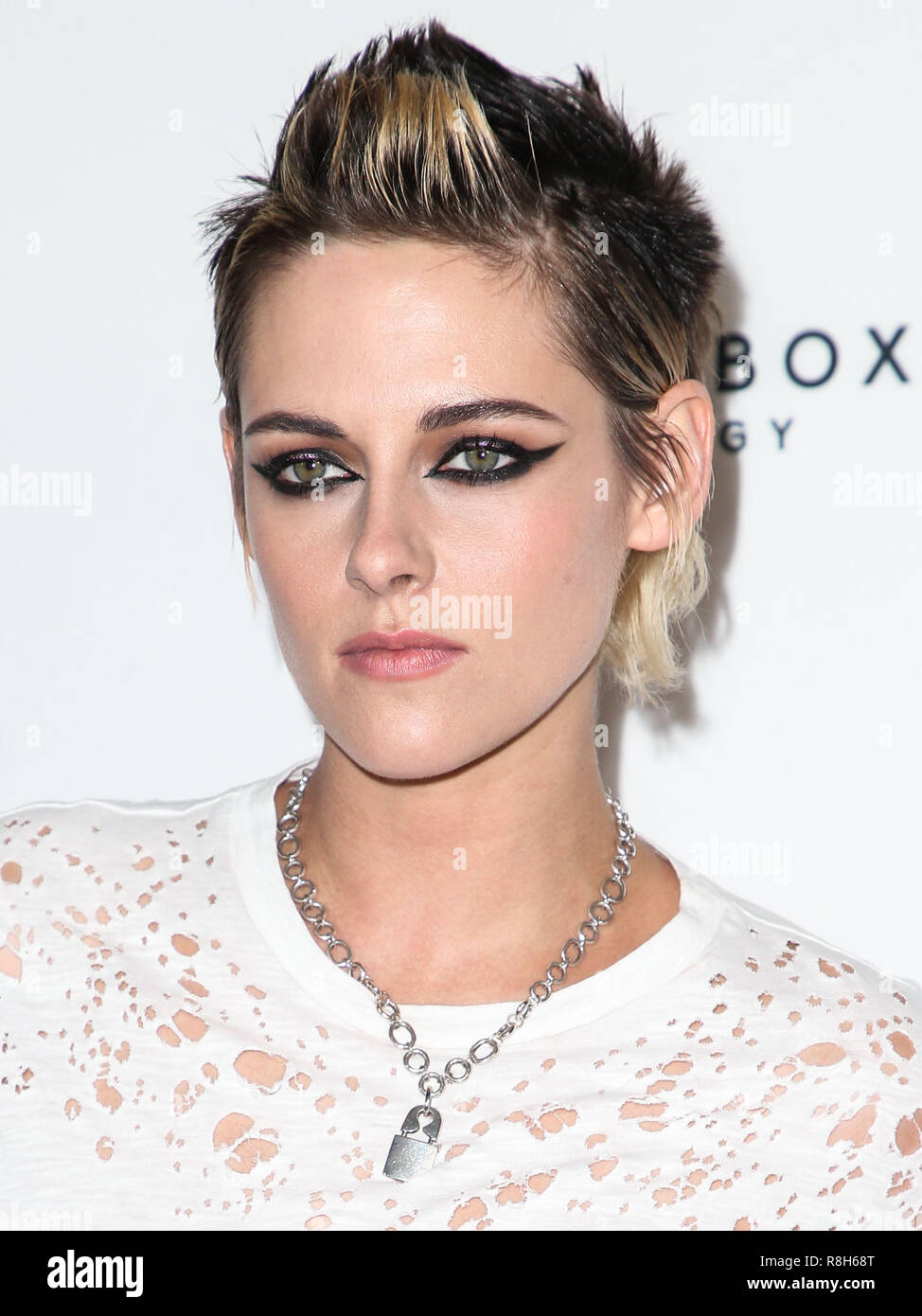 LOS ANGELES, CA, Stati Uniti d'America - novembre 09: attrice Kristen Stewart indossa un mormorio top, Zuhair Murad pantaloni, e Giuseppe Zanotti scarpe arriva a Los Angeles prima di Starlight Studios e raffineria29's "Venite a nuotare" tenutasi presso il punto di riferimento per il mese di Novembre 9, 2017 a Los Angeles, California, Stati Uniti. (Foto di Image Press Agency) Foto Stock