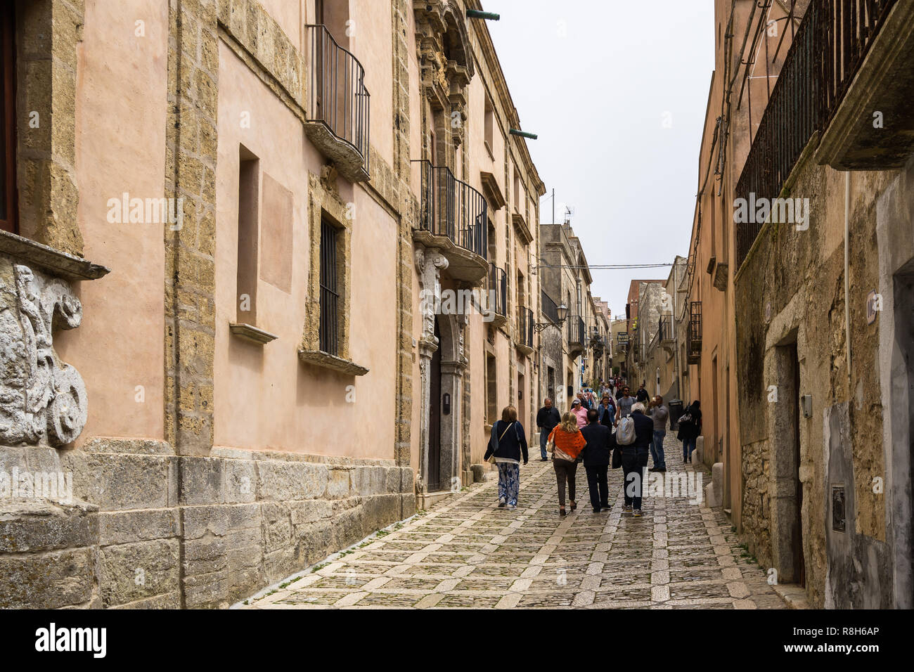 I turisti a passeggiare nella via principale di Erice, una città storica vicino a Trapani. Erice, in Sicilia, in provincia di Trapani, Italia, Aprile 2018 Foto Stock