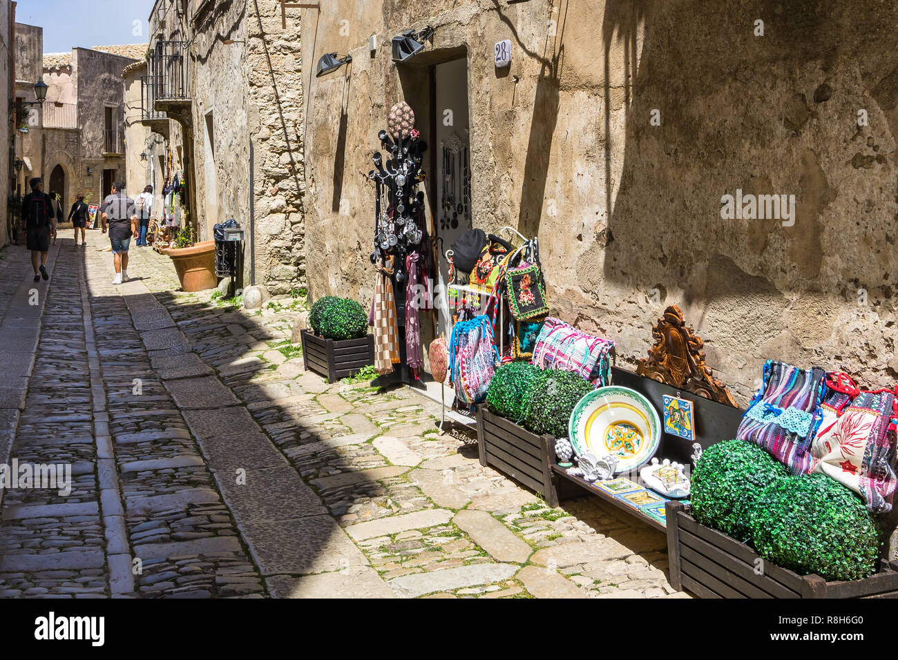 Tourist negozio di ceramiche, ceramiche, tessuti e altri tipici Artigianato siciliano, Erice, in Sicilia, Italia Foto Stock