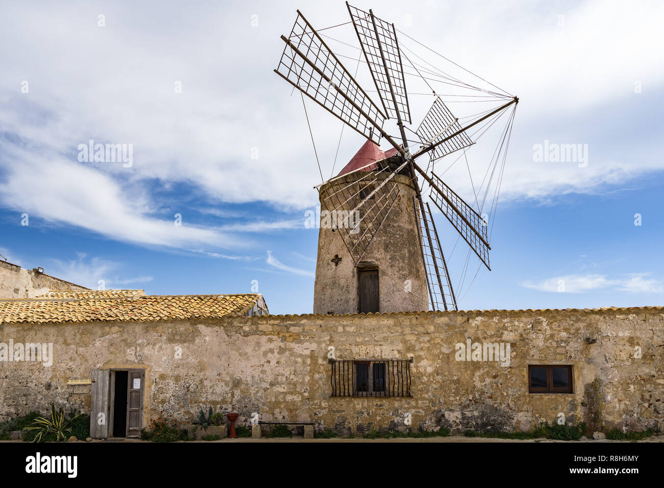 Tipico vecchio mulino a vento ora sede di un museo del sale (Museo del Vendita) al sale di Trapani evaporazione stagni, Sicilia, Italia Foto Stock