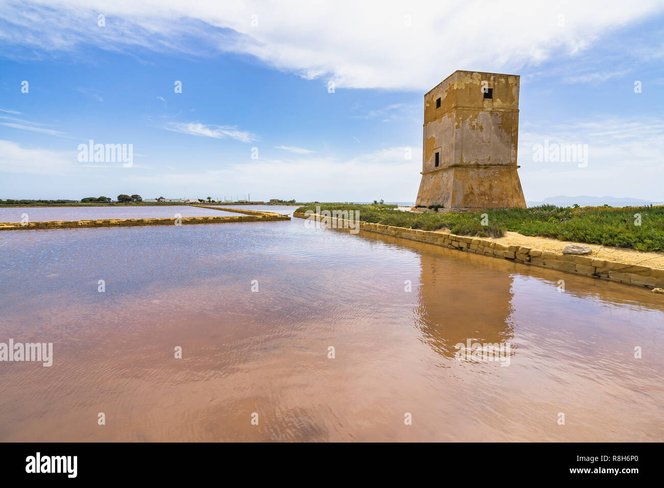 Sale di stagno di evaporazione e la Nubia torre presso saline vicino a Trapani, Sicilia, Italia Foto Stock
