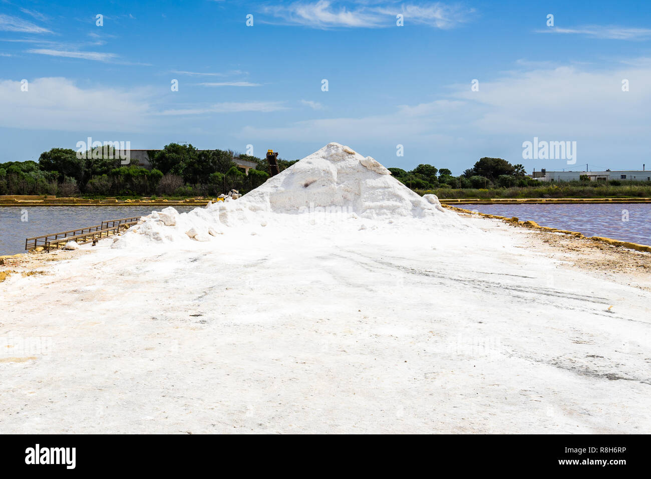 Piramide di sale a Trapani e Paceco saline, Sicilia, Italia Foto Stock