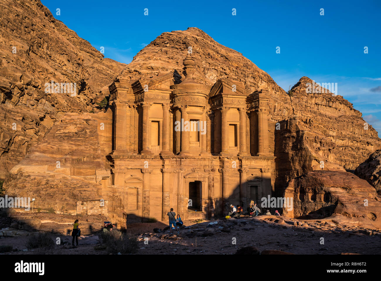 Besucher vor dem Felsentempel Kloster annuncio Deir Petra, Jordanien, Asien | i turisti di fronte al monastero di El Deir, Petra, Giordania, Asia Foto Stock