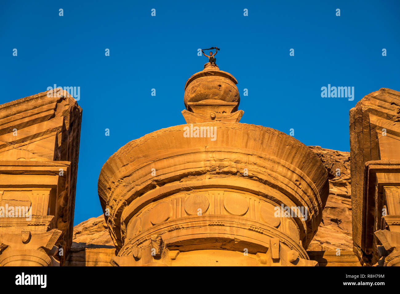 Besucher klettert auf die Urne auf der Spitze des Felsentempel Kloster annuncio Deir, Petra, Jordanien, Asien | Arrampicata turistica l urna sulla parte superiore del Foto Stock