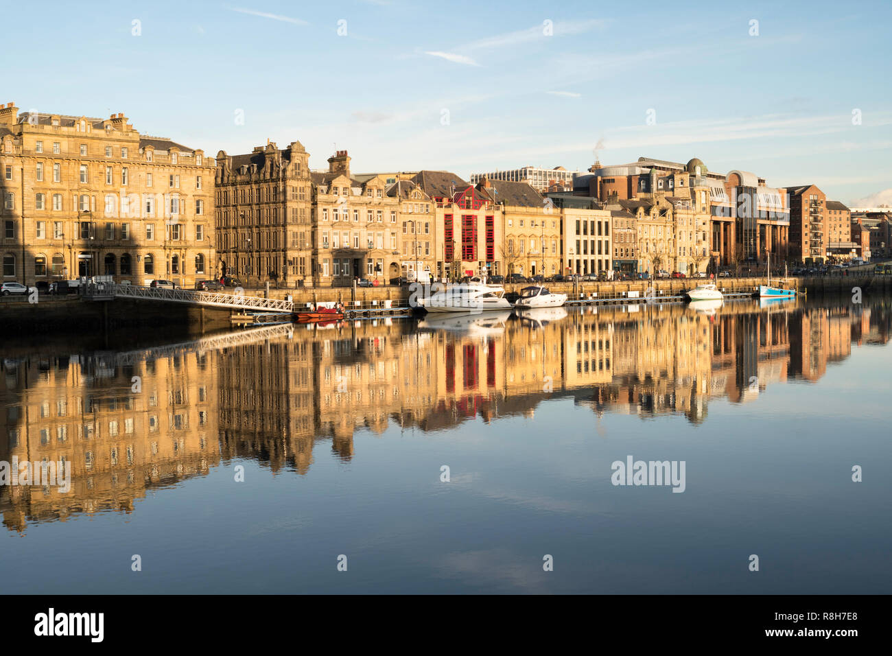 Newcastle upon Tyne, Quayside edifici si riflette nel fiume Tyne, North East England, Regno Unito Foto Stock