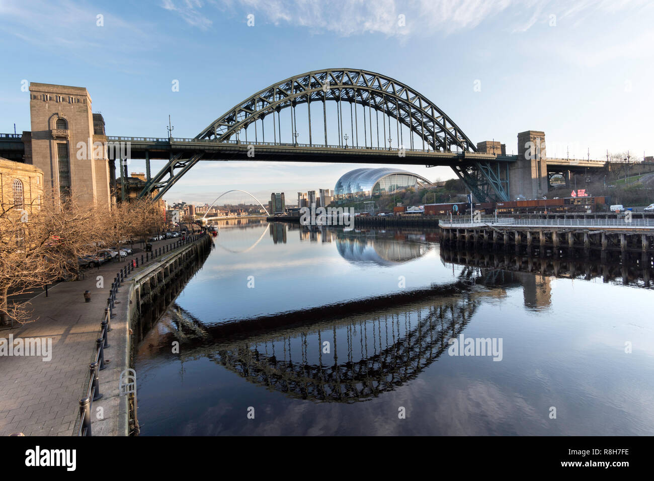 Newcastle Tyne Bridge si riflette nel fiume, North East England, Regno Unito Foto Stock