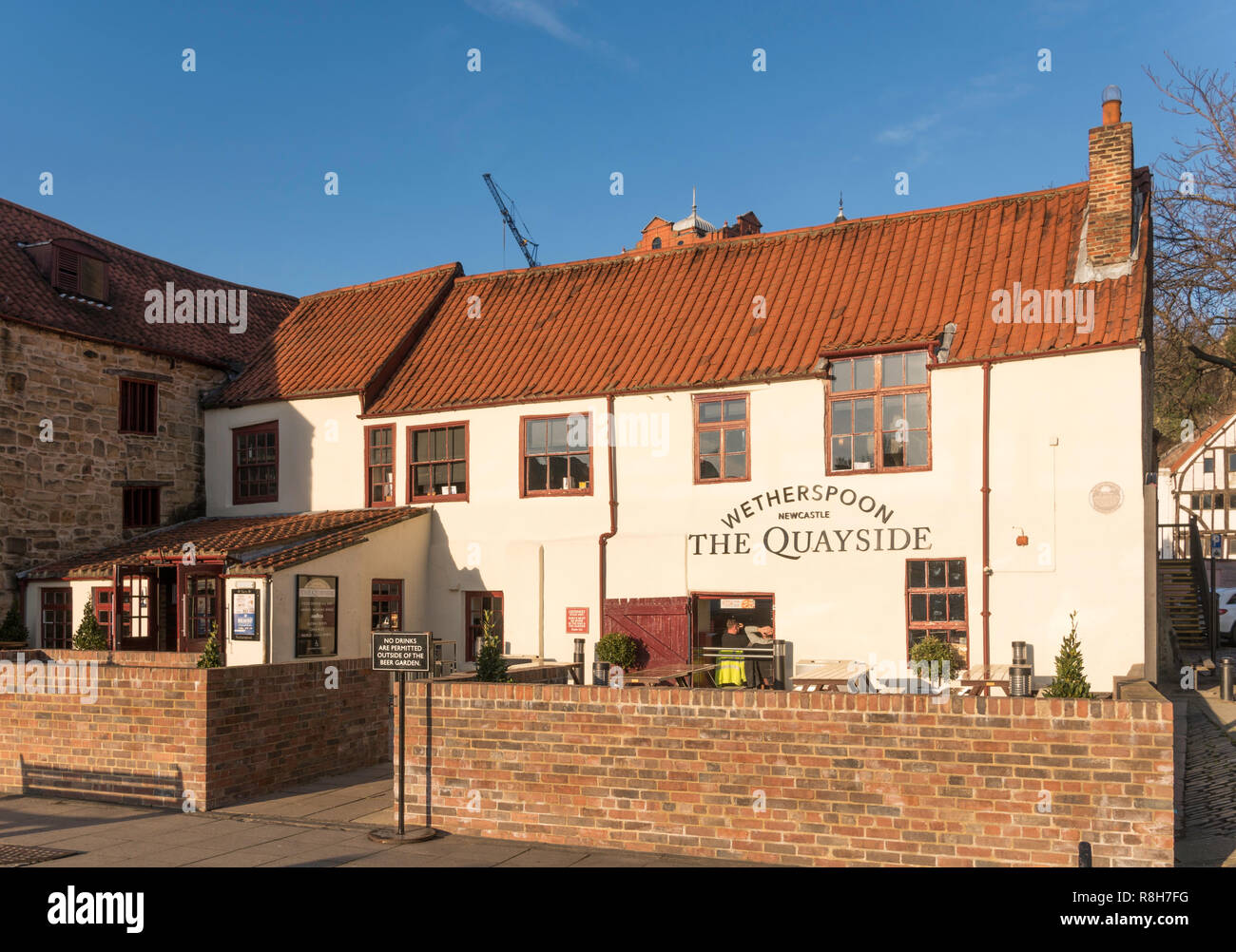 Wetherspoon pub, il Quayside in Newcastle upon Tyne, England, Regno Unito Foto Stock