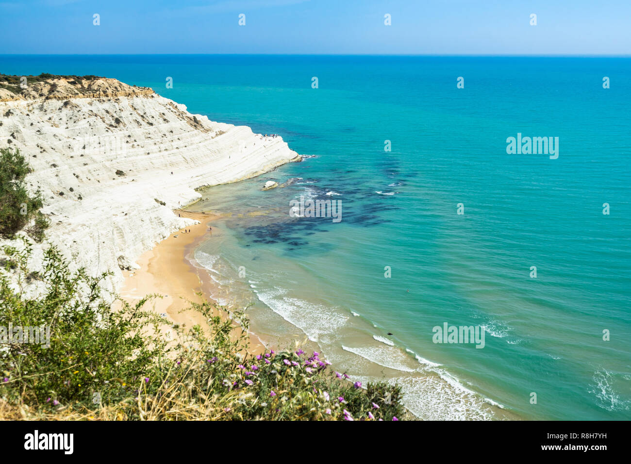 Incredibile paesaggio marino del Mediterraneo vicino a Scala dei Turchi bianca scogliera, Realmonte, in provincia di Agrigento, Sicilia, Italia Foto Stock