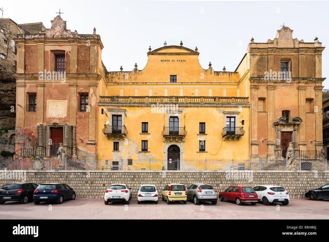 Il vecchio edificio del Monte di Pietà che ora ospita l'ufficio turistico di Caccamo, Sicilia, Italia Foto Stock