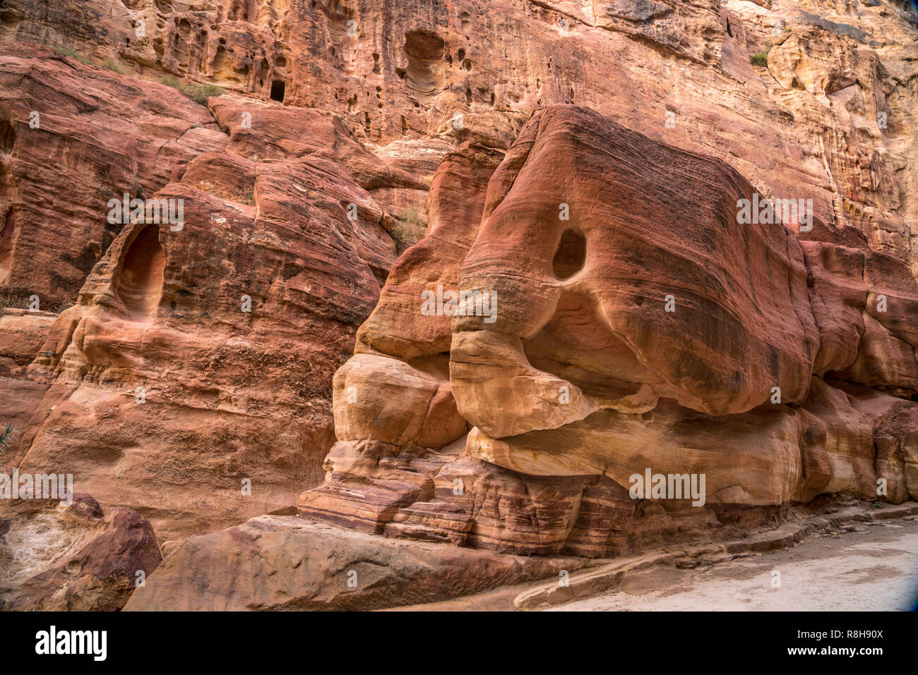 Felsen in der Schlucht Siq"führt zu Petra, Jordanien, Asien | roch formazione al passaggio stretto Siq che conduce a Petra, Giordania, Asia Foto Stock