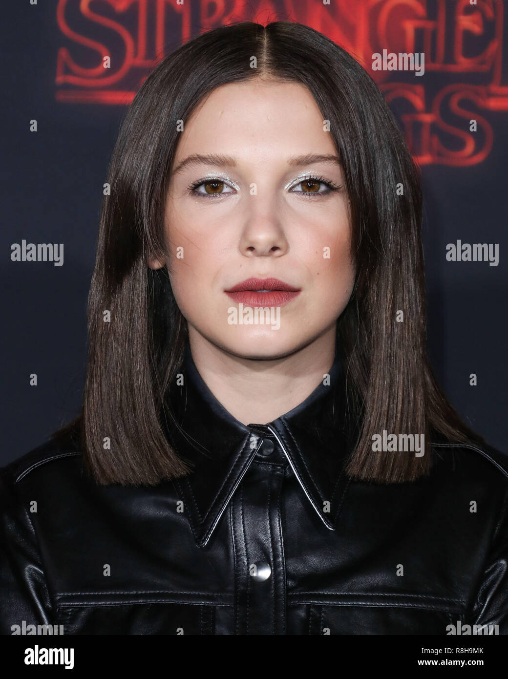 WESTWOOD, Los Angeles, CA, Stati Uniti d'America - 26 ottobre: attrice Millie Bobby Brown indossando un Calvin Klein dress arriva a Los Angeles prima di Netflix del "tranger cose' Stagione 2 tenuto presso il Westwood Village teatro di Ottobre 26, 2017 a Westwood, Los Angeles, California, Stati Uniti. (Foto di Xavier COLLIN/Image Press Agency) Foto Stock