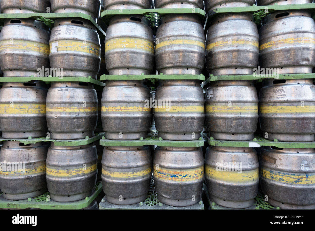Righe di fusti di birra a Tennent Caledonian Breweries Wellpark Brewery in Glasgow, Scotland, Regno Unito Foto Stock