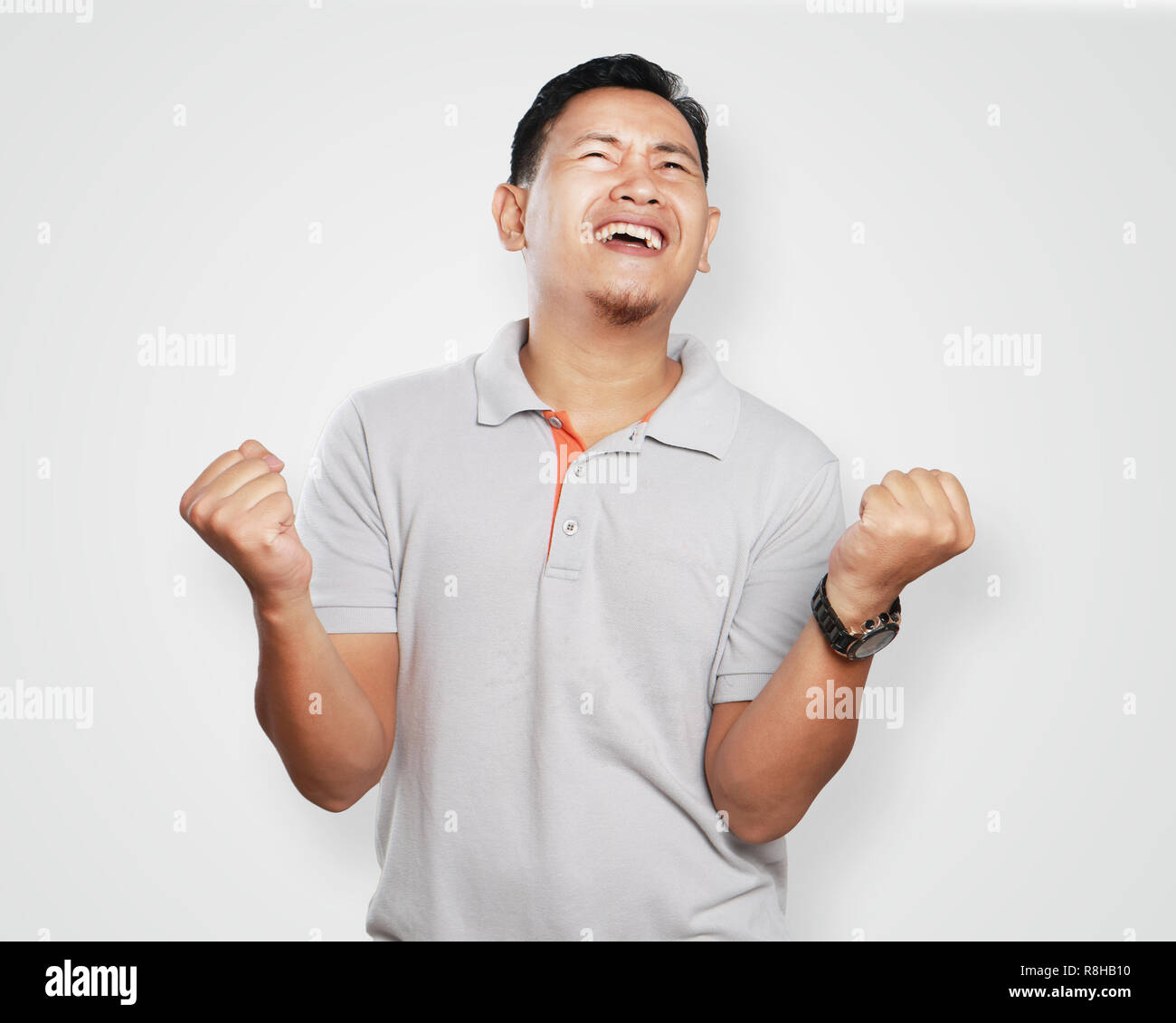 Foto immagine ritratto di un simpatico bel giovane uomo asiatico urlando celebrando la vittoria, successo gesto vincente Foto Stock