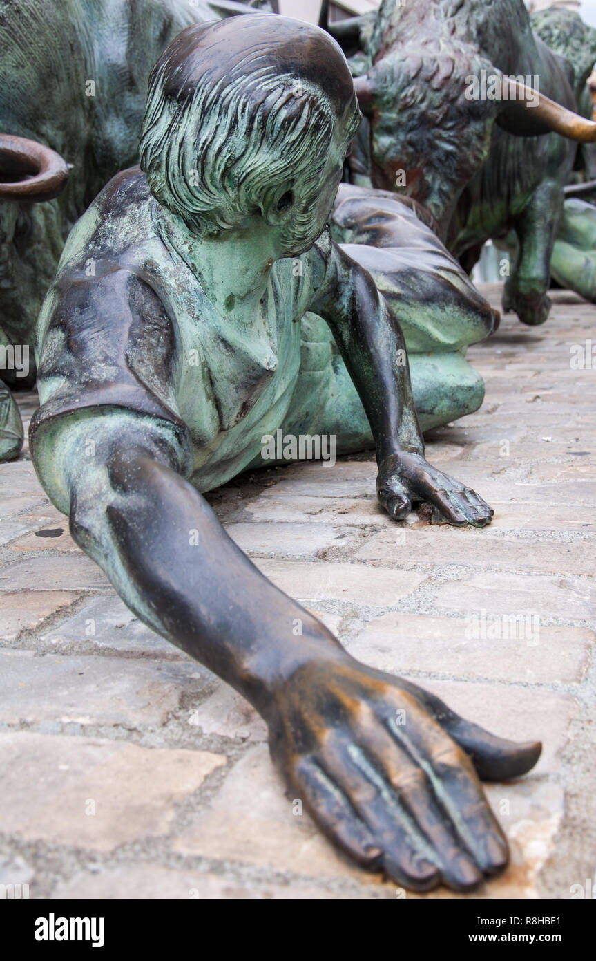 Una chiusura di una figura da bull run monumento della città di Pamplona in Spagna reso famoso da Ernest Hemingway Foto Stock