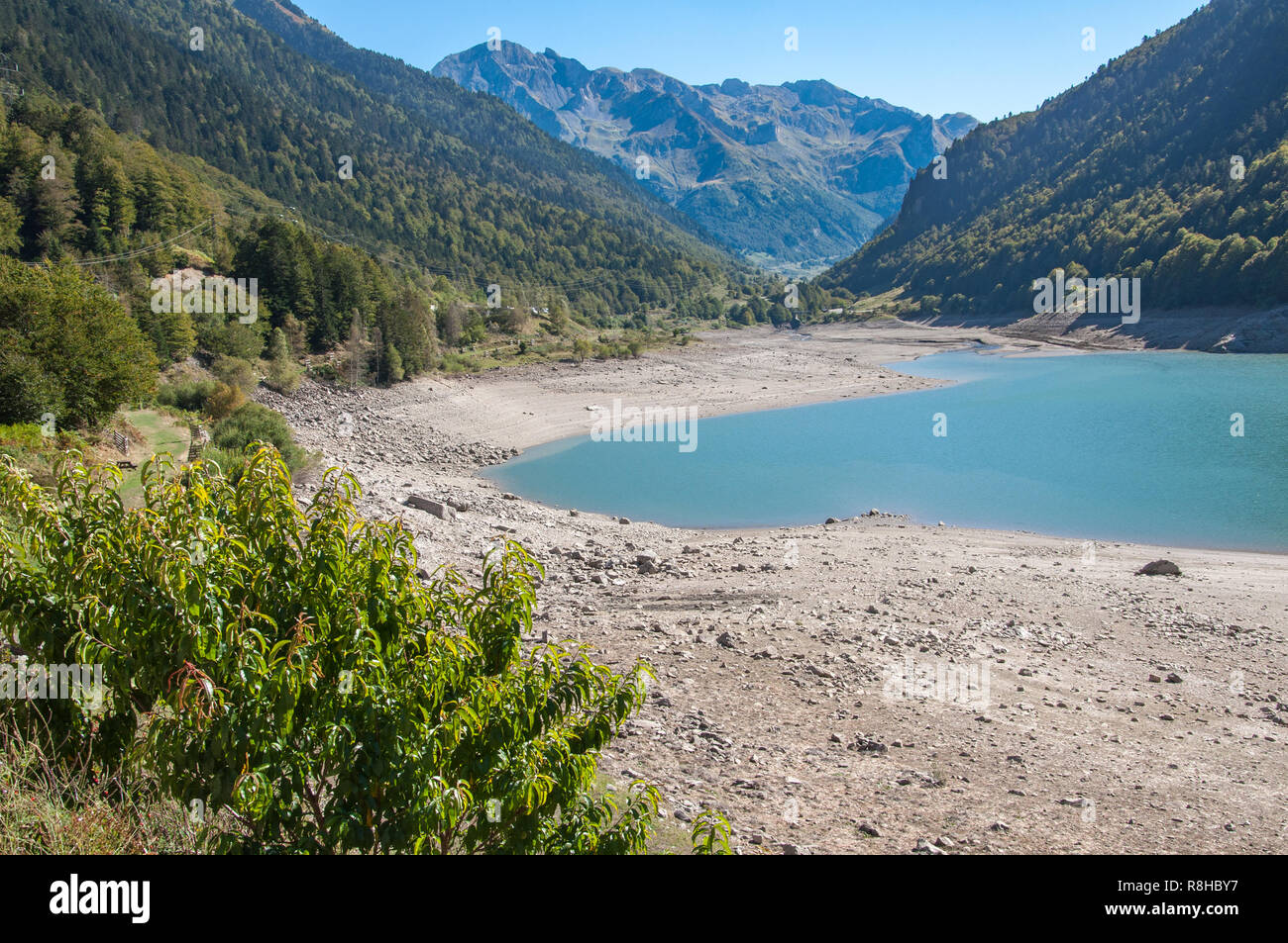 Le rive del lago Fabreges nei Pirenei francesi durante l inizio autunno quando i livelli di acqua sono basse. La ripresa è stata raken su un caldo giorno chiaro Foto Stock