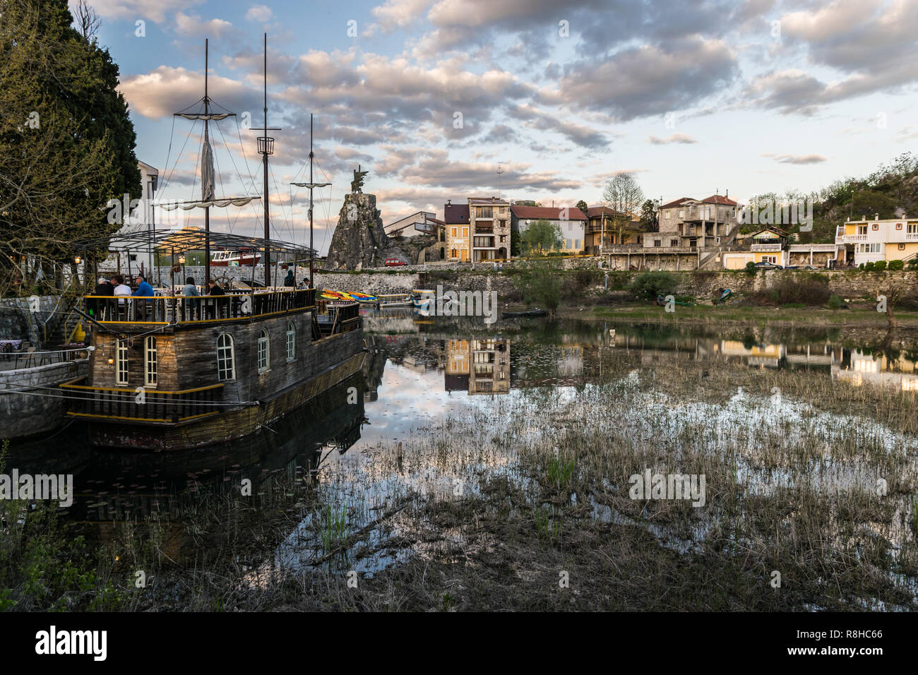 Barche e ristoranti a Virpazar aroudn il lago di Skadar Foto Stock