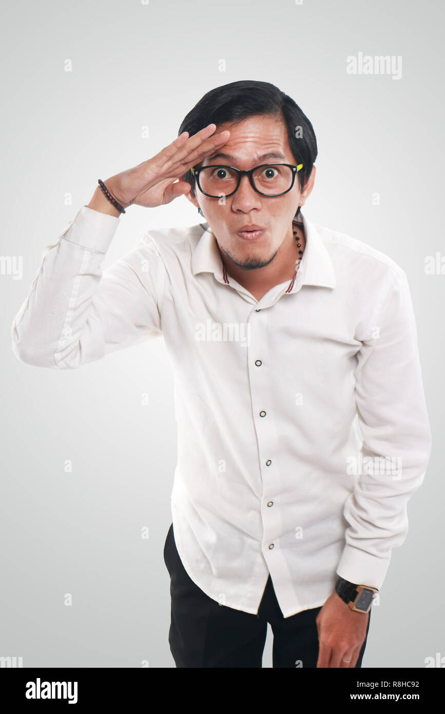 Foto immagine ritratto di un divertente giovane imprenditore asiatico che indossano occhiali guardando in avanti, vision concept, close up ritratto Foto Stock