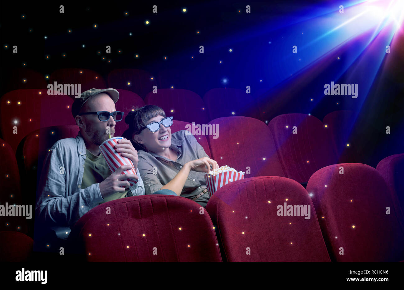 Coppia adorabile la visione di film in 3D con poco frizzante stelle intorno Foto Stock