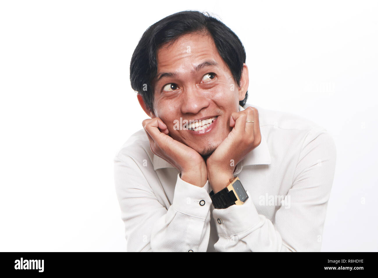 Foto immagine ritratto di un divertente giovane imprenditore asiatico sembrava felice e sorridente mentre pensando a qualcosa, close up ritratto su bianco Foto Stock