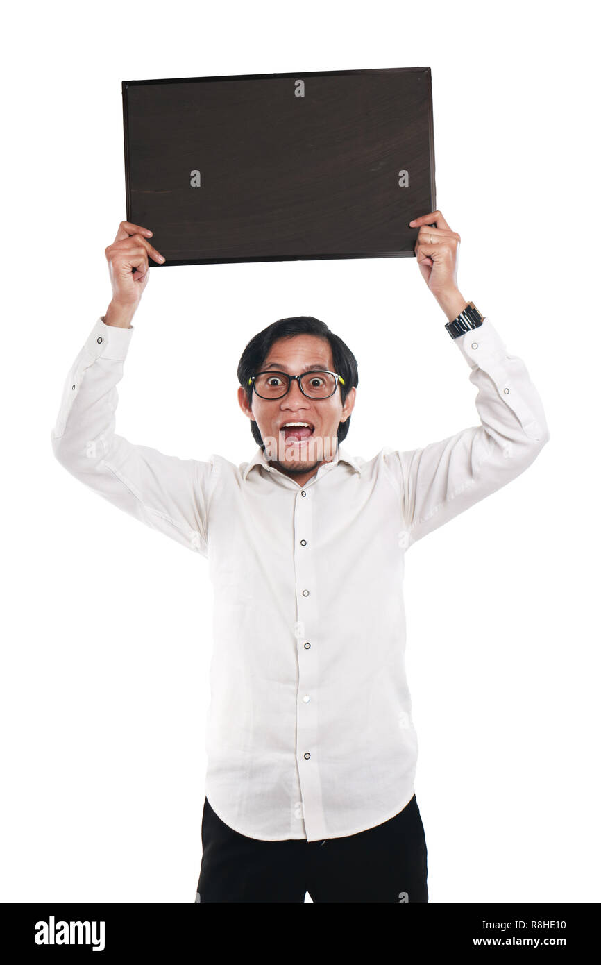 Foto immagine ritratto di funny Asian imprenditore o un insegnante o studente mostrando lavagna vuota con sorpresa volto sorridente, tenendo blackboard su hi Foto Stock