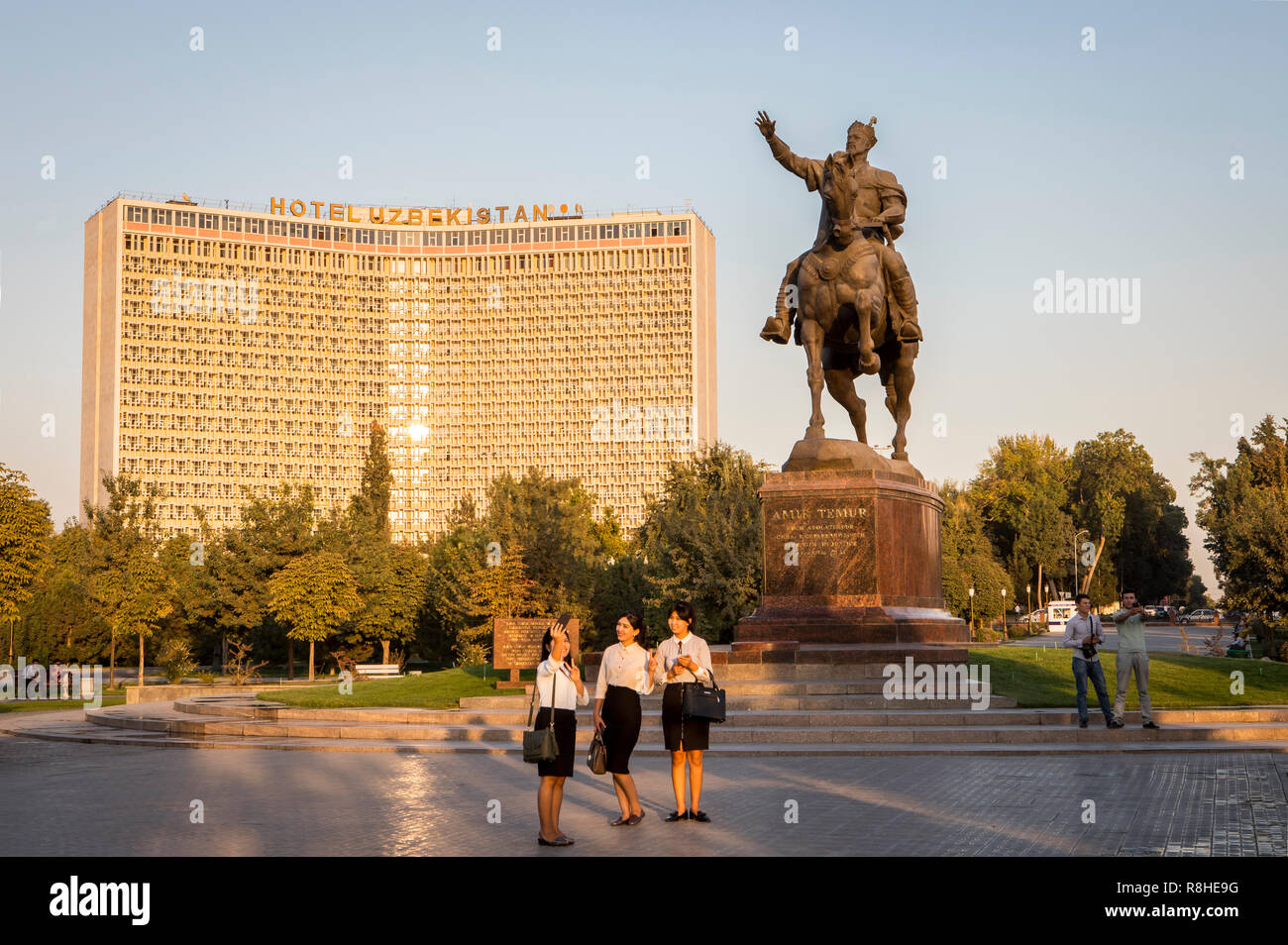 Selfies. Amir Timur statua, in Amir Timur square e l'Hotel Uzbekistan Tashkent, Uzbekistan Foto Stock