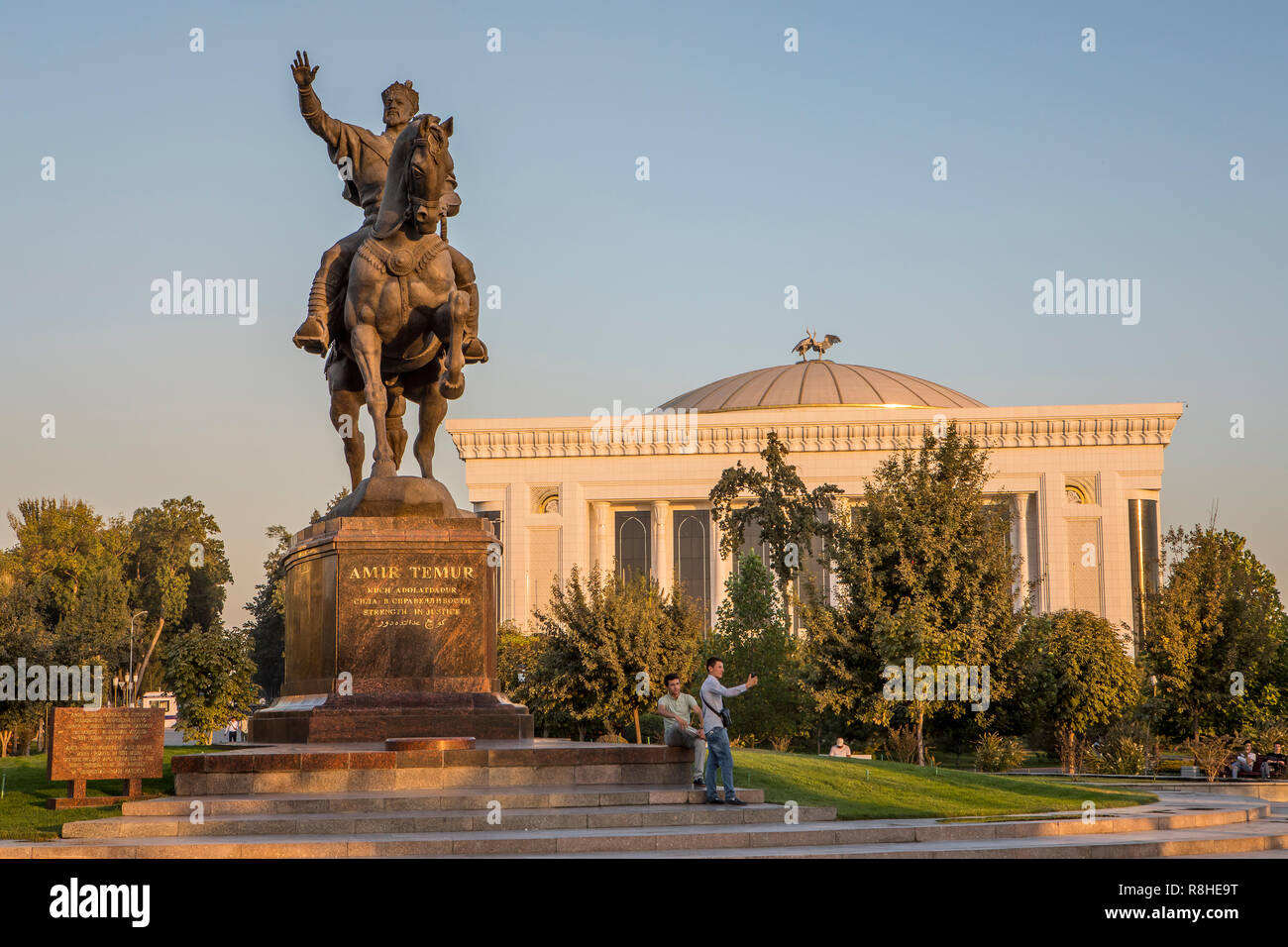 Selfie. Amir Timur statua, in Amir Timur square e Dom Forum (il palazzo di forum internazionali),Tashkent, Uzbekistan Foto Stock